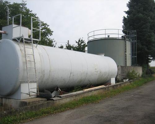 Öltank im Freien