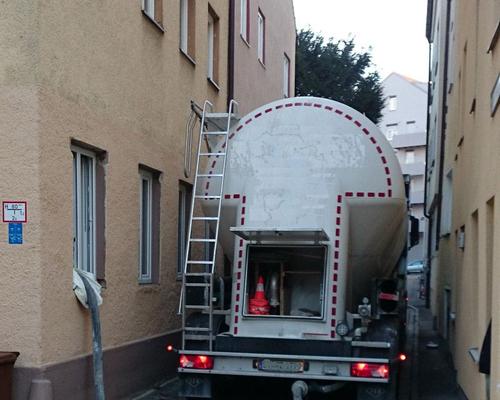 Auffüllen eines Kellertanks durch das Fenster